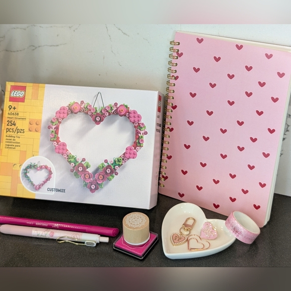 Lego Pink Heart-Shaped Floral Accessory - Picture 2 of 7